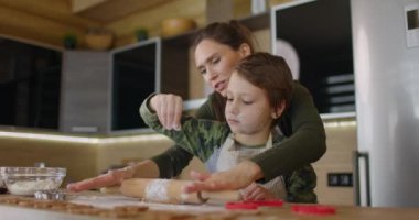 Mutlu anne ve oğul mutfakta kurabiye pişiriyor. Aile günü, aşçılık, anne oğul kavramı. Yavaş çekim