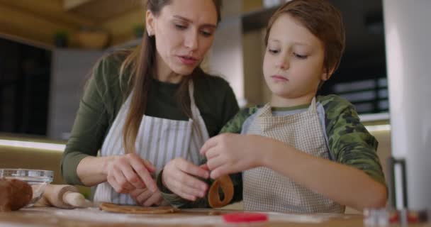 Boldog anya és fia sütit főznek együtt a konyhában. Családi nap, főzés, anya és fia koncepció. Lassú mozgás. — Stock videók