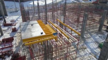 İşçiler olmadan yapılan hava aracı görüntüsü. Ağır çekim. Sanayi veya inşaat mühendisliği teknolojisi kavramı