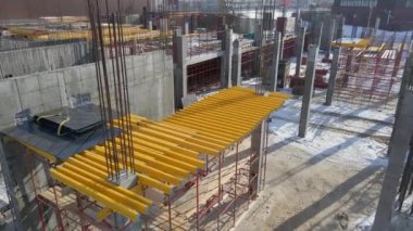 İşçiler olmadan yapılan hava aracı görüntüsü. Ağır çekim. Sanayi veya inşaat mühendisliği teknolojisi kavramı