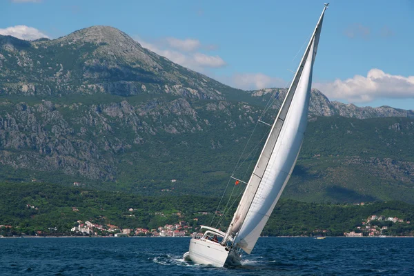 Vit yacht. — Stockfoto