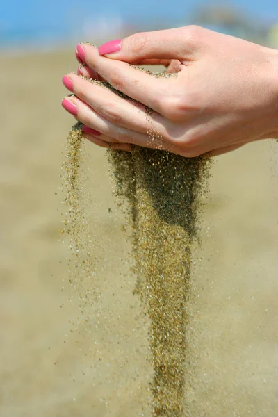 Sand i hendene – stockfoto