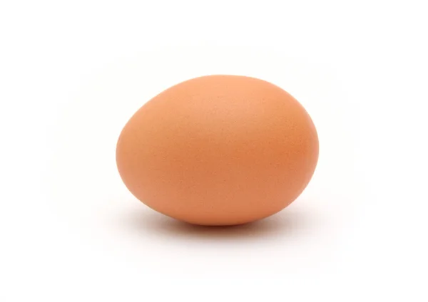 Brązowy jajko na białym tle. — Zdjęcie stockowe