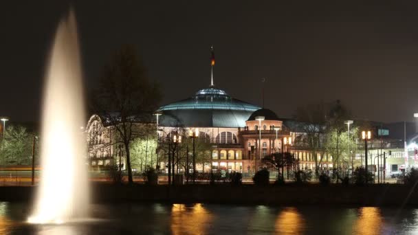 Время перед концертным залом Festhalle во Франкфурте ночью — стоковое видео