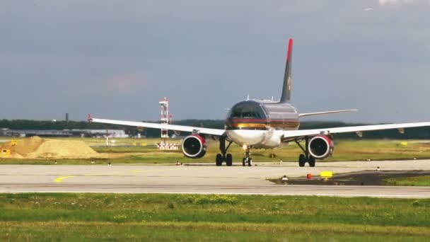 誘導路ドイツ ・ フランクフルト空港の飛行機 — ストック動画