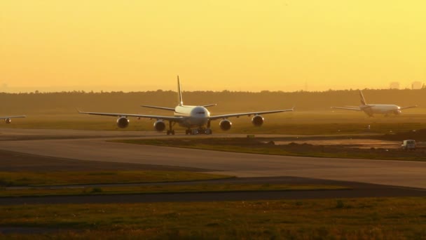 Avión en la pista de rodaje después de la puesta del sol en el aeropuerto Frankfurt Alemania — Vídeos de Stock