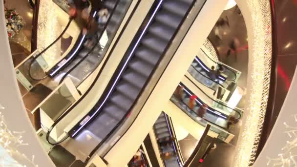 Personas en escaleras mecánicas en el centro comercial — Vídeos de Stock