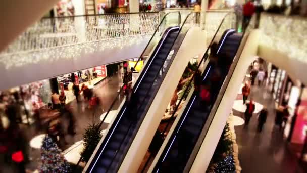 Personas en escaleras mecánicas en el centro comercial — Vídeo de stock