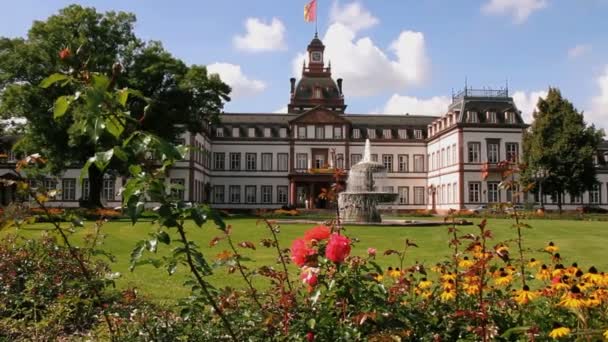 Blick auf das Schloss mit Brunnen und Rosengarten — Stockvideo