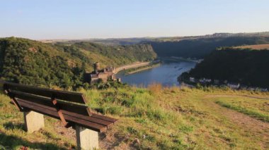 Ren Nehri kıyısındaki kale ile görüntüleyin, boş tezgah ve üzüm bağları