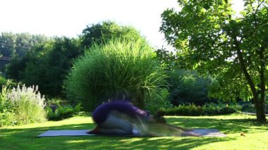kadın bahçede yoga egzersiz