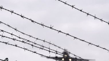 uçak iniş dikenli tel üzerinden uçar