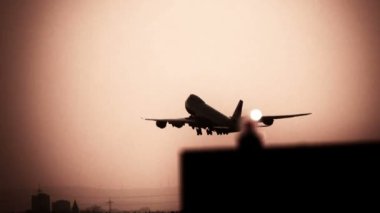 Flugzeugstart mit Warnleuchte im Vordergrund