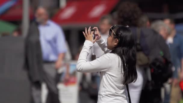 Asiatische Frau macht Foto mit Handy — стокове відео