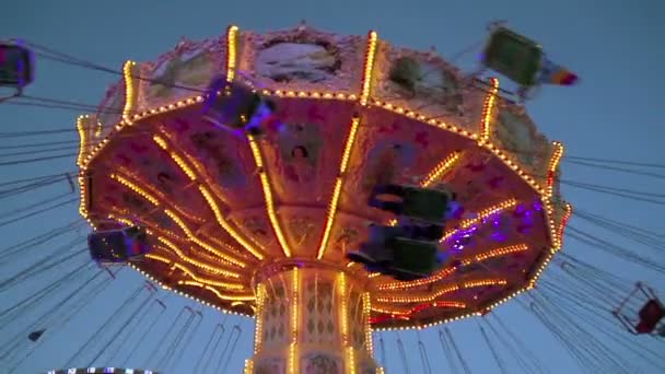 Kettenkarussell auf Volksfest am Abend — Stock Video