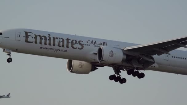 EMIRATES na abordagem — Vídeo de Stock