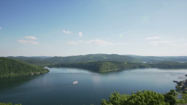 Time lapse - Bateau d'excursion sur le lac — Video