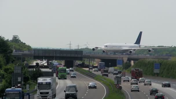Flygplan rullar över motorwayen överbryggar på frankfurt airport Tyskland — Stockvideo