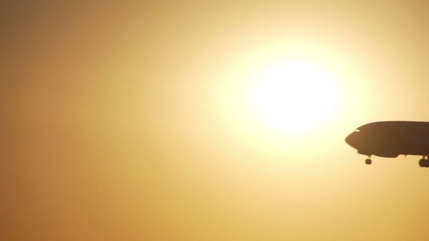 L'avion atterrit au coucher du soleil 