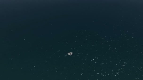 Homme seul dans un bateau sur la mer 