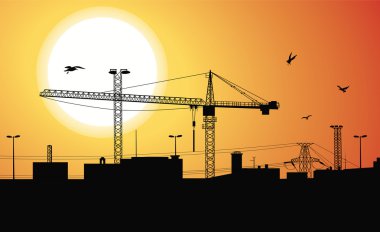 siluet vinç ile inşaat bitki üzerinde günbatımında inşa edilen binalar.