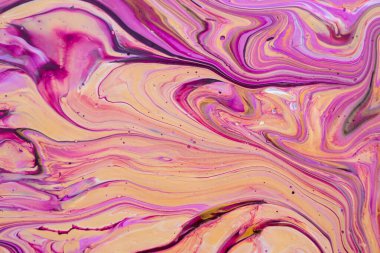 Sıvı resim çizimi. Soyut dekoratif mermer dokusu. Sıvı akrilik bir geçmişi var. Poster ya da duvar kağıdı için karışık boyalar. Modern sanat. Beyaz, mor ve altın rengi.