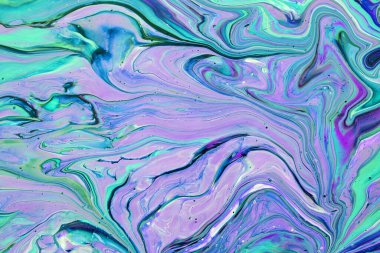 Sıvı resim çizimi. Soyut dekoratif mermer dokusu. Sıvı akrilik bir geçmişi var. Poster ya da duvar kağıdı için karışık boyalar. Modern sanat. Beyaz, mor, mavi, yeşil ve turkuaz renkler.