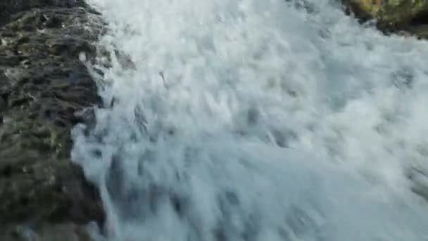 美丽的水缓缓流淌. — 图库视频影像