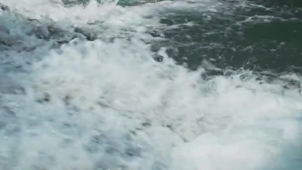 ゆっくりとした動きで美しい水が噴き出す. — ストック動画