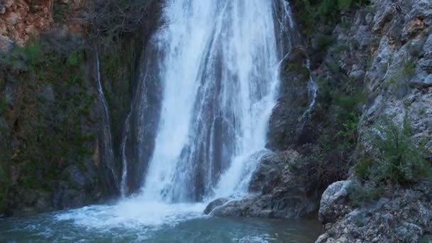 Vackert stort vattenfall i slow motion. — Stockvideo