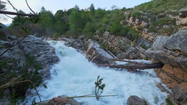 Прекрасний великий водоспад у повільному русі . — стокове відео