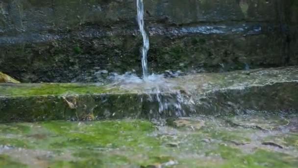 Mooie kleine fontein in een slow motion. — Stockvideo