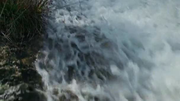 Cachoeira grande bonita em um movimento lento. — Vídeo de Stock