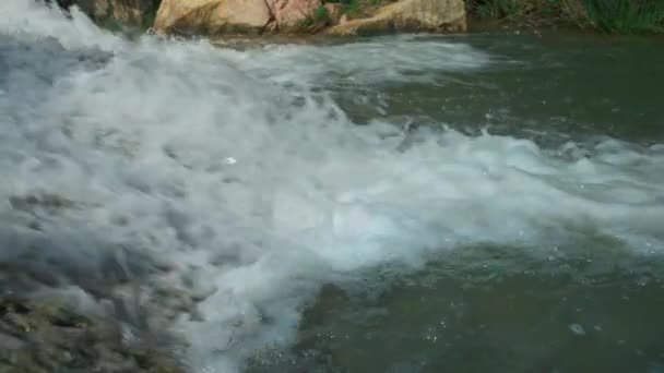 Schöner großer Wasserfall in Zeitlupe. — Stockvideo