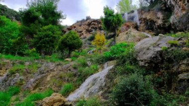 Yavaş çekimde güzel büyük bir şelale..