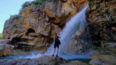 Kadının elinde cep telefonu var..