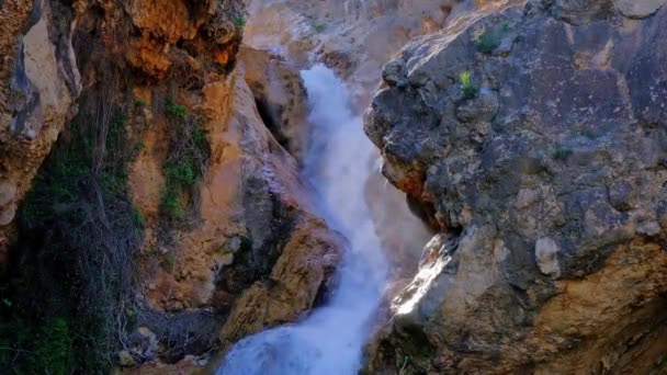 Beautiful large waterfall with splashes in a slow motion. — Vídeo de Stock