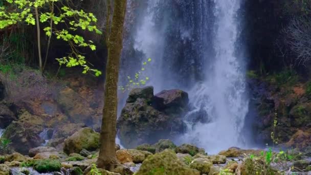 Vackert stort vattenfall i slow motion. — Stockvideo