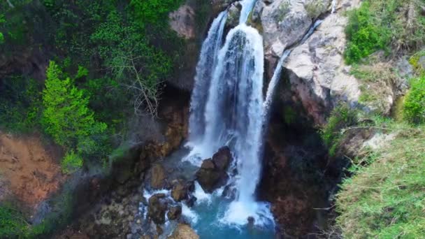 Прекрасний великий водоспад у повільному русі . — стокове відео