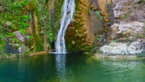 Beautiful waterfall. Rocks, stones and green moss. — Vídeo de Stock