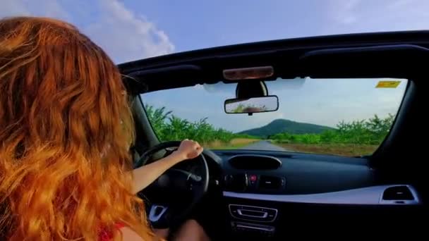 A nő kabriót vezet. Közelkép egy nőről. — Stock videók