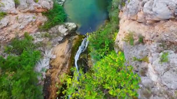 Beautiful waterfall. Rocks, stones and green moss. — Vídeo de Stock