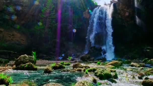 Schöner großer Wasserfall. Sonnenstrahlen und Linsenschlag. — Stockvideo