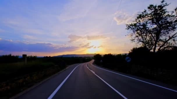 美しい夕日で道路。空と雲の高速道路と。日の出時の運転. — ストック動画