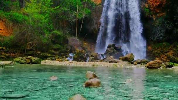 Vackert stort vattenfall i realtid. — Stockvideo