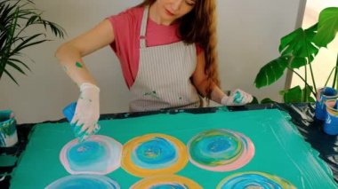 Kadın sanatçı soyut akışkan sanat resimleri üzerinde çalışıyor..