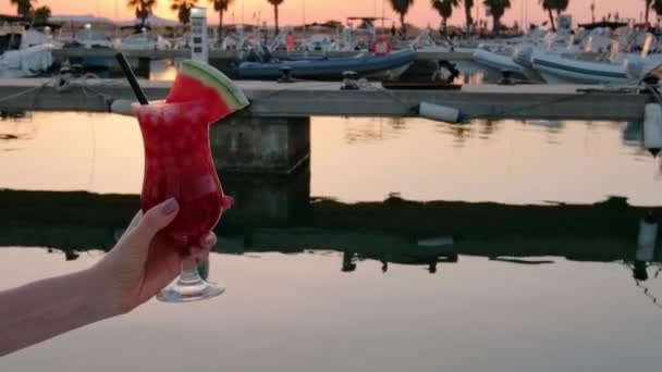 Eine Frau Hält Bei Sonnenuntergang Einen Tropischen Cocktail Der Hand — Stockvideo