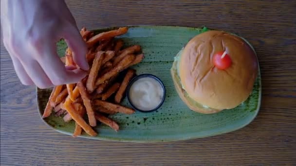 Υπέροχο Ζουμερό Χάμπουργκερ Τηγανητές Πατάτες Φρεσκοψημένο Νόστιμο Burger Ξύλινο Τραπέζι — Αρχείο Βίντεο