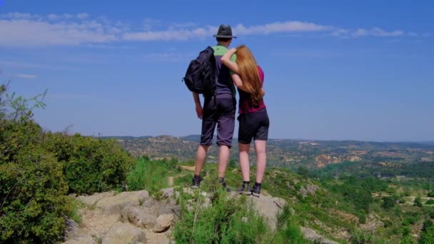 男人和女人站在那里拥抱 女孩有一头长发 一对快乐的夫妇在大自然中远足 悬崖上美丽的风景 自由和幸福的概念 慢动作中的水平视频 — 图库视频影像