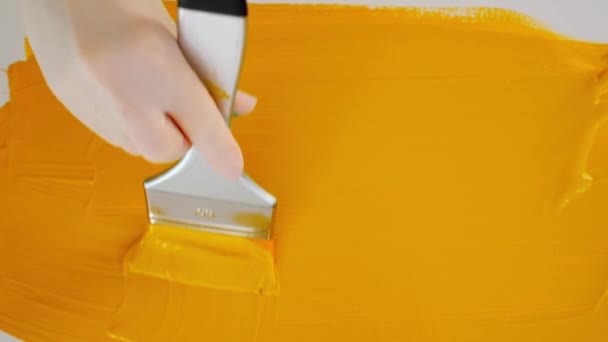 流畅的艺术绘画 背景为液态丙烯酸色 画布上的刷子 现代艺术 慢动作视频 黄色芥末色 — 图库视频影像